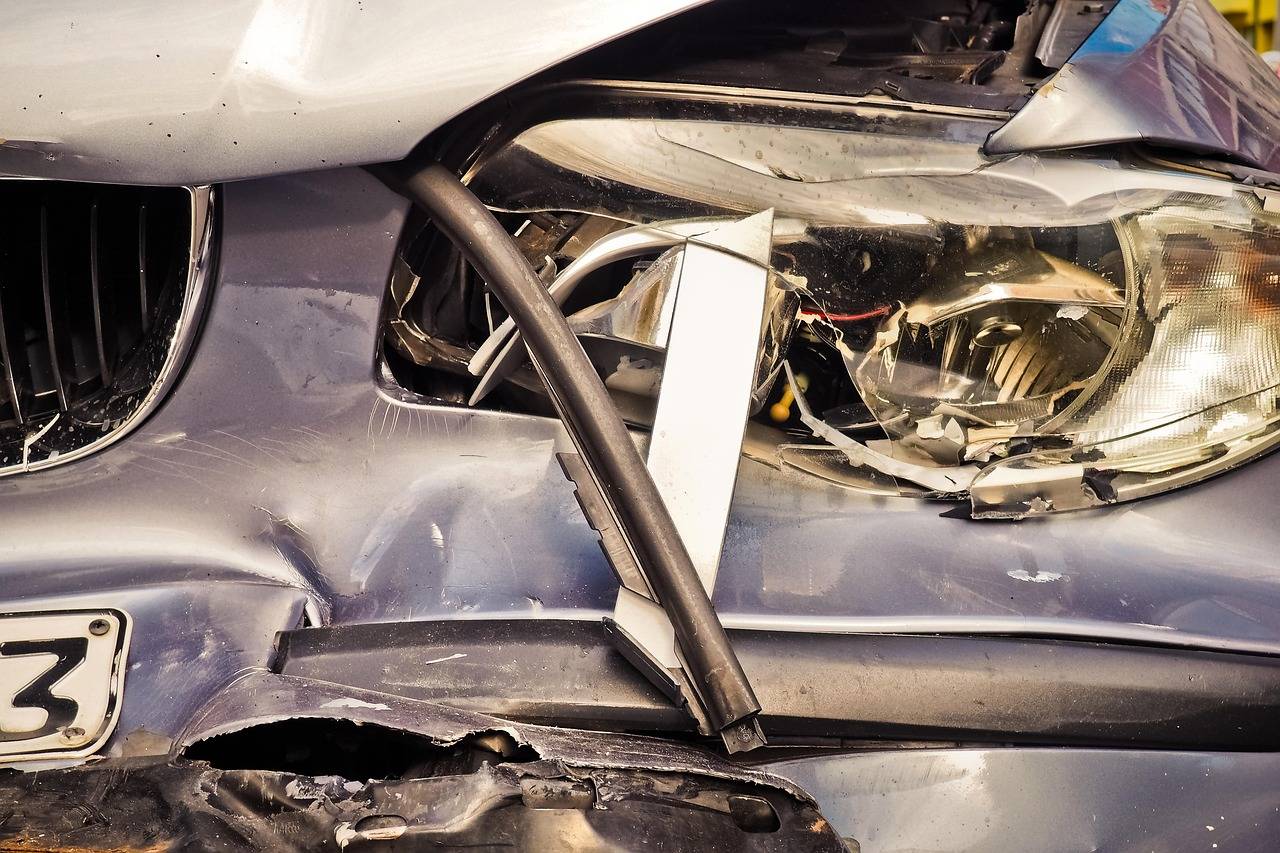 Jak obliczyć szkodę całkowitą w przypadku samochodu?